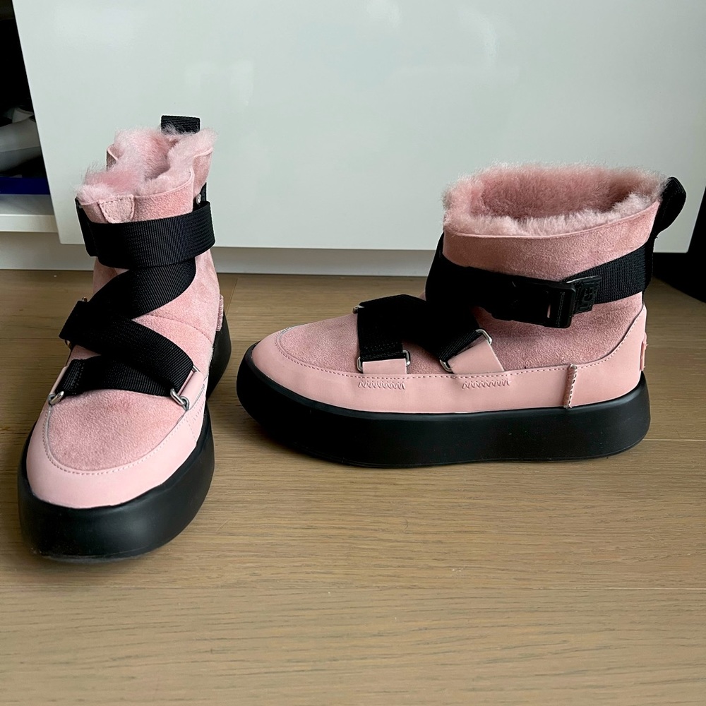 Ugg Pink Women’s Classic Boom Buckle size 37!